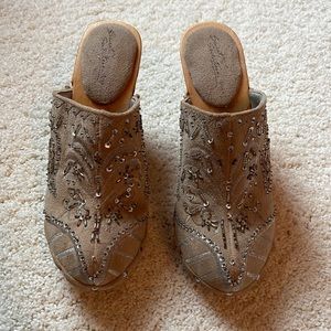 Sweet Seventeen 3 inch clogs, size 7